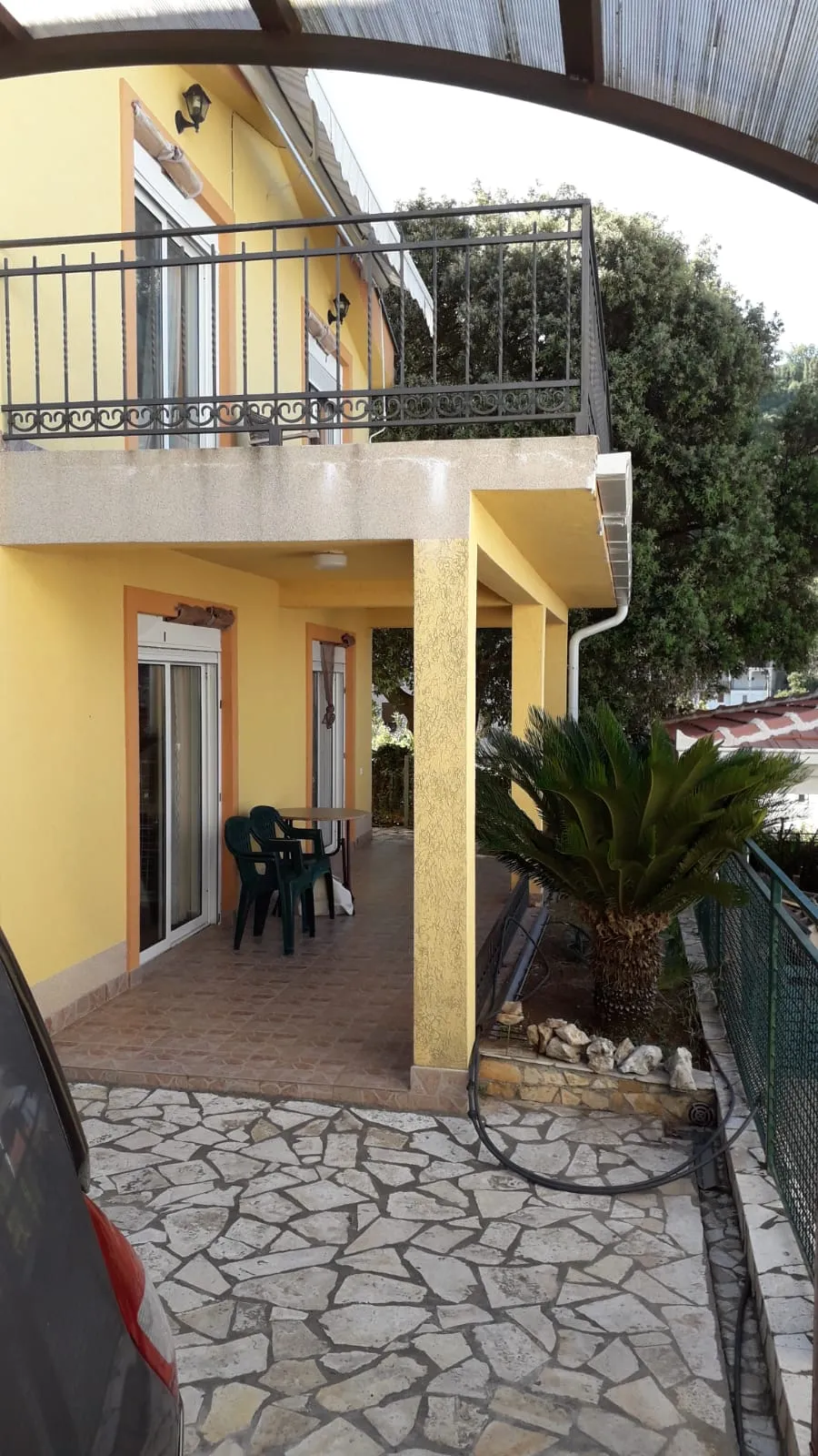 For sale a house with a plot with and a sea view